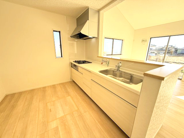 クレイドルガーデン高崎市箕郷町白川第2　1号棟（平屋）のキッチン|人気のカウンターキッチン採用です☆
コンロも３口ご用意しています！調理スペースも広くストレスなくお料理できます。
浄水器つきなので美味しいお水も飲めますよ♪