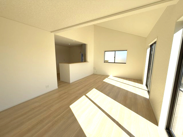 クレイドルガーデン高崎市箕郷町白川第2　1号棟（平屋）の居間・リビング|ゆったり過ごせる19.5帖リビングです
人気の対面式キッチンを配した空間はお好みの家具も合わせやすく、家族がくつろぐ快適な空間造りをサポート。窓からは明るい陽光が差し込みます。