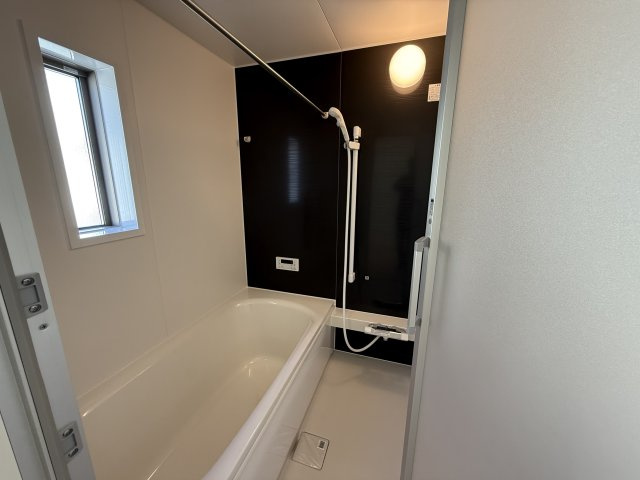 クレイドルガーデン高崎市箕郷町白川第2　1号棟（平屋）の浴室|１坪タイプのフルオートバスです！
足を延ばして入れる広さなので一日の疲れも癒されますよ♪
室内物干しや浴室乾燥機もあるのでお天気の悪い日にはランドリースペースとしてもご利用できます！