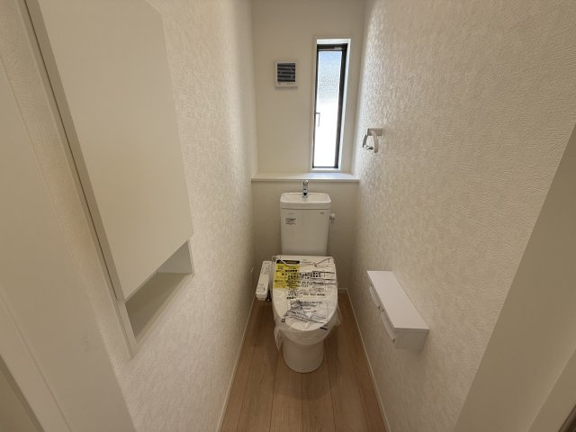 クレイドルガーデン高崎市箕郷町白川第2　1号棟（平屋）のトイレ|1階トイレです。清潔感のある白を基調としています。
温水洗浄・便座暖房機能の付いた快適なトイレです☆