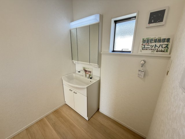クレイドルガーデン高崎市箕郷町白川第2　1号棟（平屋）の独立洗面台|シャワー水栓付き洗面台で朝の身支度もバッチリです！
洗面台には収納スペースもあり洗面室もすっきり片付きますよ！