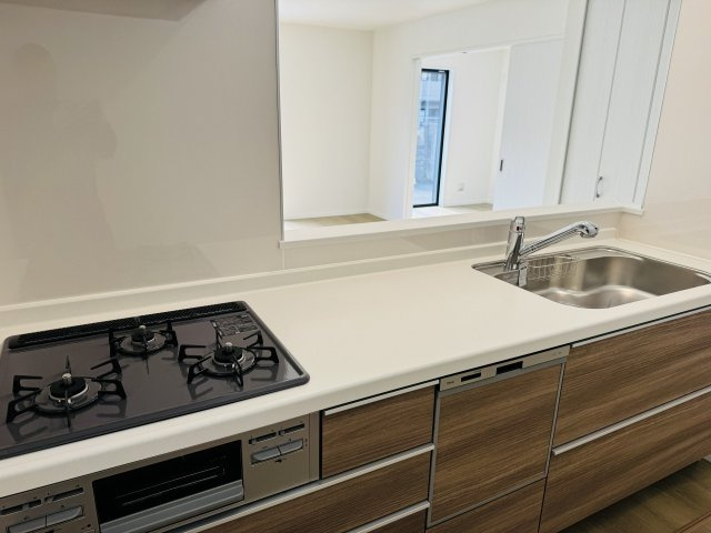 八王子市　大和田町　新築一戸建てのキッチン|～3口コンロと広い調理台でお料理が捗ります～