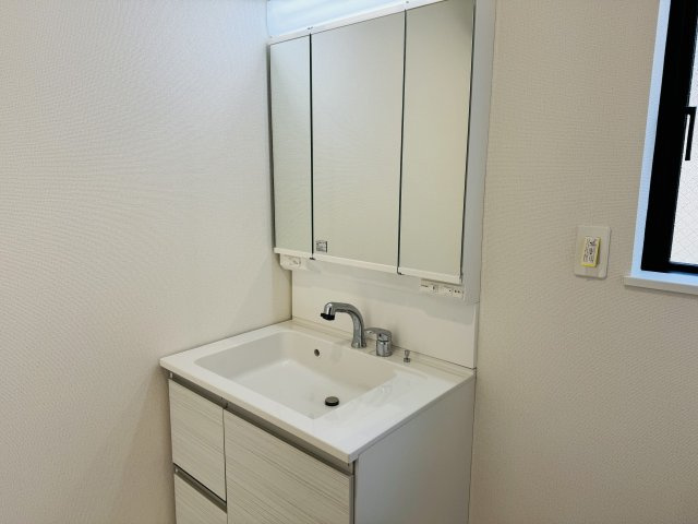 八王子市　大和田町　新築一戸建ての独立洗面台|～３面鏡付きの独立洗面台　細々している物をスッキリ収納出来ます～