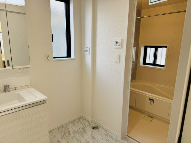 八王子市　大和田町　新築一戸建ての脱衣所|～窓付きで明るい洗面所　換気もしやすいです～