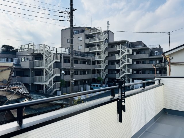 八王子市　大和田町　新築一戸建てのバルコニー|～2部屋から出入り可能なバルコニー～