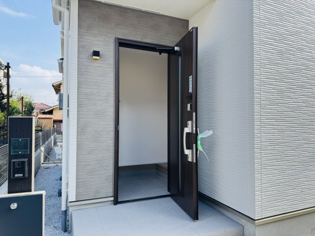 八王子市　大和田町　新築一戸建ての玄関|～玄関は安心のWロックキーを採用～