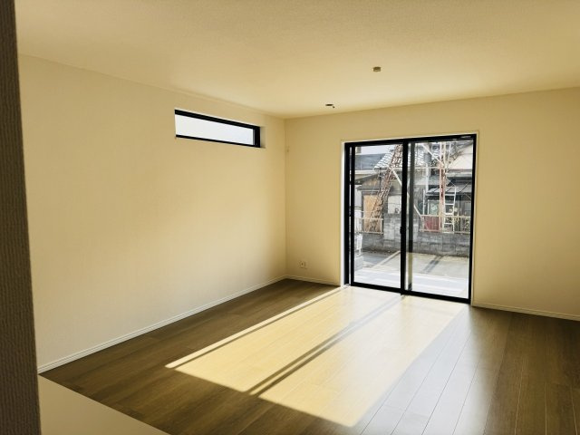 八王子市　大和田町　新築一戸建ての居間・リビング|～16.0帖の明るいLDKで家族団欒の時間をお過ごしいただけます～
