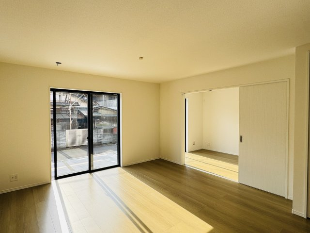 八王子市　大和田町　新築一戸建ての居間・リビング|～16.0帖の明るいLDKで家族団欒の時間をお過ごしいただけます～