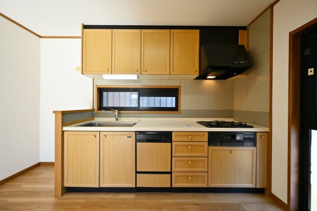 【キッチン】 | 太田市新田市野井町　中古戸建 | システムキッチンは女性目線で設計されており、シンクも広く使いやすい設計です♪