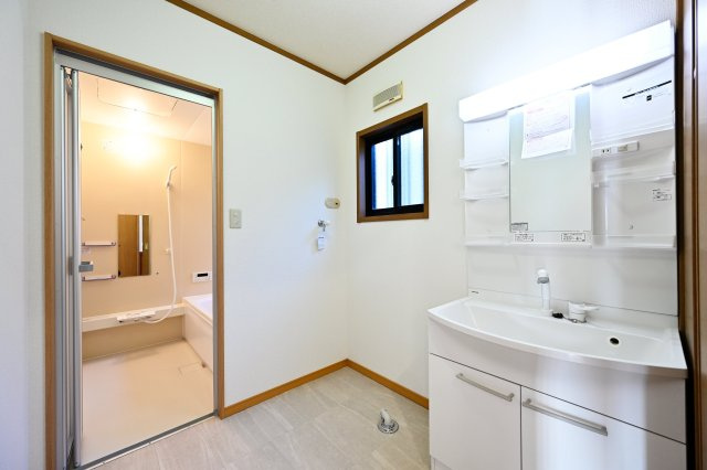 【独立洗面台】 | 太田市新田市野井町　中古戸建 | 収納力が豊富な洗面台はドライヤーから化粧品までスッキリ収納できます♪