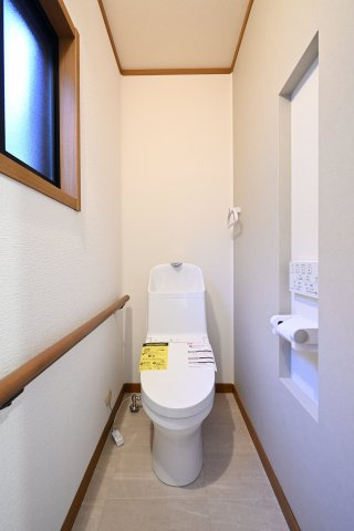 【トイレ】 | 太田市新田市野井町　中古戸建 | 暖房便座などがついたシャワートイレです。