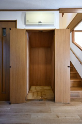 【収納】 | 太田市新田市野井町　中古戸建 | 階段横には大容量の収納スペースを確保しているので、お部屋は美しい空間を保てますね♪