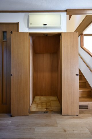 【収納】 | 太田市新田市野井町　中古戸建 | 階段横には大容量の収納スペースを確保しているので、お部屋は美しい空間を保てますね♪