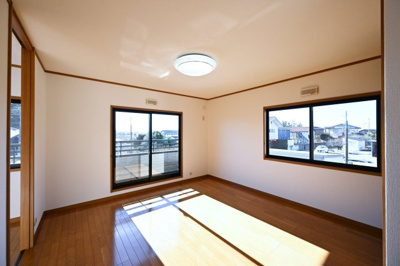 【洋室】 | 太田市新田市野井町　中古戸建 | 2階のベッドルームはバルコニーとつながっています。
たっぷり光が入るので気持ちよく目覚められます♪ 