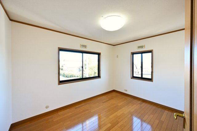 【洋室】 | 太田市新田市野井町　中古戸建 | 2面採光の明るい洋室は子供部屋にもピッタリです♪