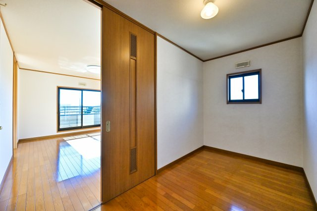 【収納】 | 太田市新田市野井町　中古戸建 | 寝室にはウォークインクローゼットがついておりおしゃれなご家族もうれしい空間です♪