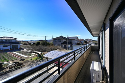 【バルコニー】 | 太田市新田市野井町　中古戸建 | 広々としたワイドバルコニーは日当たりがよく洗濯物がよく乾きます♪