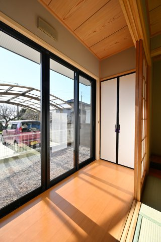 【内装】 | 太田市新田市野井町　中古戸建 | 日当たりのいい縁側で日向ぼっこが楽しめます♪
