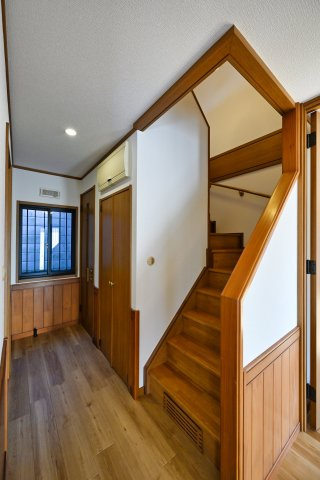 【内装】 | 太田市新田市野井町　中古戸建 | 1階廊下と階段