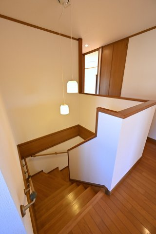 【内装】 | 太田市新田市野井町　中古戸建 | 2階ホール