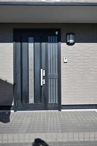 【玄関】 | 太田市新田市野井町　中古戸建 | 屋根付きの玄関は雨の日のぬれずに出入りすることができます！
ダブルロックドアで防犯性も◎