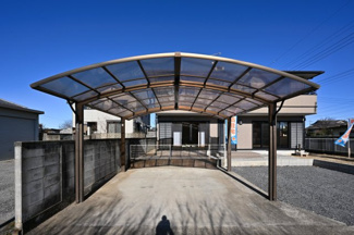 【駐車場】 | 並列駐車可能なカーポート付き駐車場です！砂利の駐車スペースもありお客様も遊びに来やすいですね♪