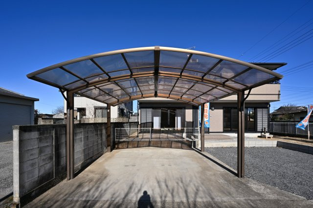 【駐車場】 | 太田市新田市野井町　中古戸建 | 並列駐車可能なカーポート付き駐車場です！砂利の駐車スペースもありお客様も遊びに来やすいですね♪