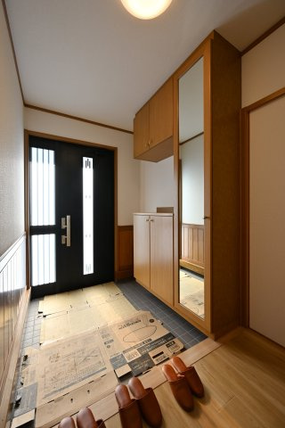 【玄関】 | 太田市新田市野井町　中古戸建 | 天井までの高さがあるたっぷり玄関収納。可動棚で調整可能ですので、背の高いブーツもすっぽり収まります。