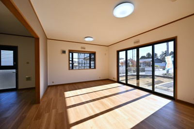 【居間・リビング】 | 太田市新田市野井町　中古戸建 | 広々としていて明るい日差しもたくさん入ってきます。家具を置いてもゆとりある空間となっております♪