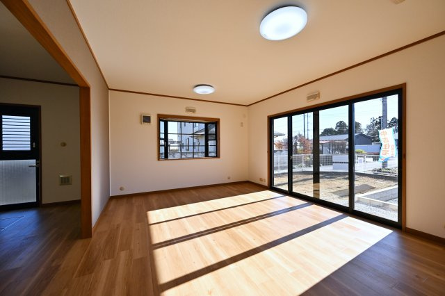 【居間・リビング】 | 太田市新田市野井町　中古戸建 | 広々としていて明るい日差しもたくさん入ってきます。家具を置いてもゆとりある空間となっております♪