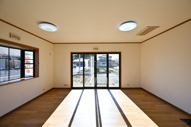 【居間・リビング】 | 太田市新田市野井町　中古戸建 | 温かみのある木目のフローリングが印象的なリビング。
家族団らんの時間をゆったりとお楽しみください♪