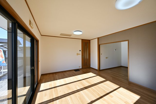 【居間・リビング】 | 太田市新田市野井町　中古戸建 | お友達を呼んでホームパーティーもできる広々ダイニングです♪