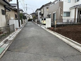 敷地面積34坪　売地　川越市今福の前面道路含む現地写真|南東側約4.2ｍ公道、約10.7ｍの接道！お車の出し入れもラクラクです♪
