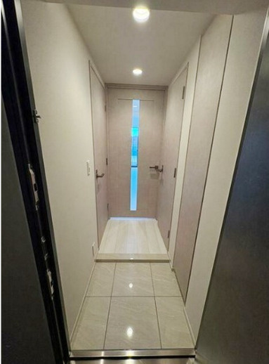 ブランシエスタ用賀　フリーレント　敷金礼金0　新築の玄関