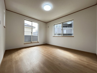 【洋室】 | 南区若松4丁目 中古戸建 | 3面採光・南西面に窓：バルコニーに面した洋室7.5帖（2階）