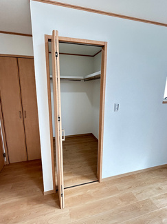 【収納】 | 南区若松4丁目 中古戸建 | 洋室7.5帖WIC部分