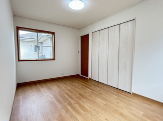 【洋室】 | 南区若松4丁目 中古戸建 | 2面採光・南西面に窓：洋室6.8帖（2階）
