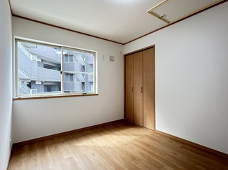 【洋室】 | 南区若松4丁目 中古戸建 | 南西面に窓：洋室5.3帖（2階）