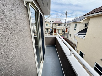 【バルコニー】 | 南区若松4丁目 中古戸建 | 洋室7.5帖から行き来できる南東向きバルコニー