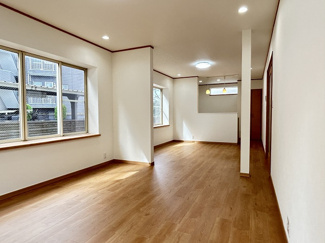 【居間・リビング】 | 南区若松4丁目 中古戸建 | 2面採光・南西面に窓：LDK19帖（1階）