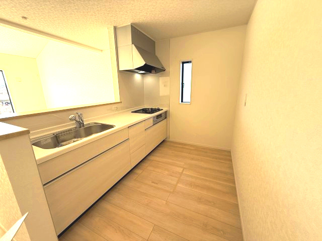 クレイドルガーデン高崎市箕郷町白川第2　6号棟（平屋）の居間・リビング|ゆったり過ごせる16.5帖リビングです
人気の対面式キッチンを配した空間はお好みの家具も合わせやすく、家族がくつろぐ快適な空間造りをサポート。窓からは明るい陽光が差し込みます。