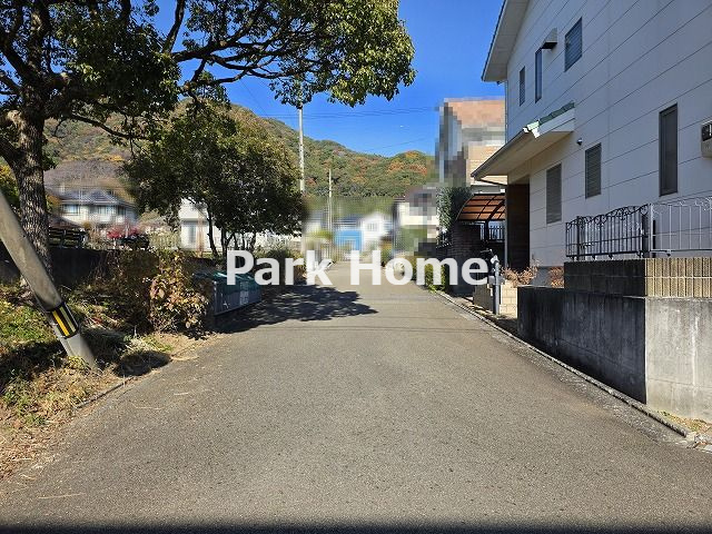 高知市春野町南ヶ丘7丁目　中古戸建ての前面道路含む現地写真