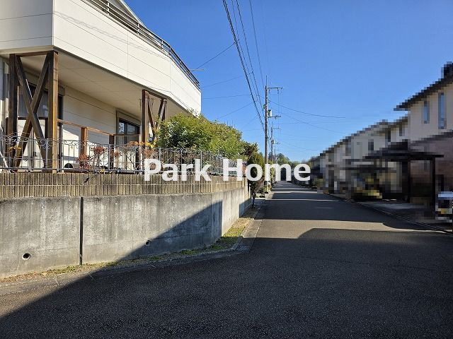 高知市春野町南ヶ丘7丁目　中古戸建ての前面道路含む現地写真