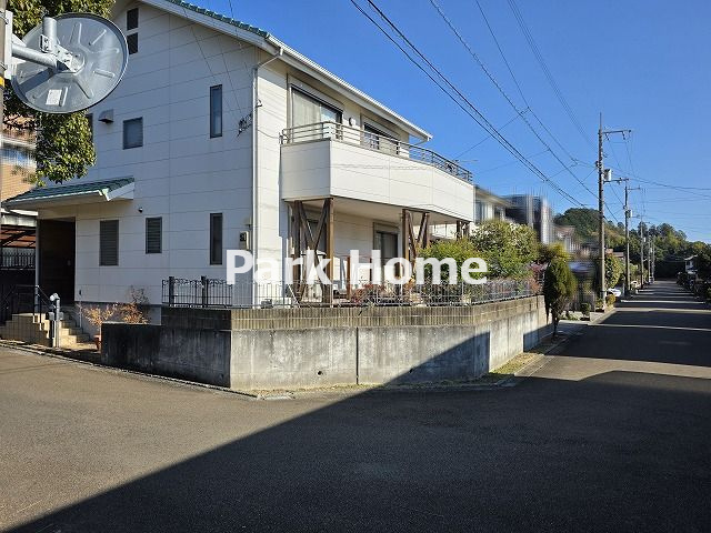 高知市春野町南ヶ丘7丁目　中古戸建ての前面道路含む現地写真