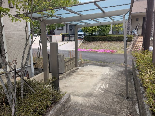 中古戸建　秋間みのりが丘の庭|道路を挟んだ隣家との程よい距離感です。