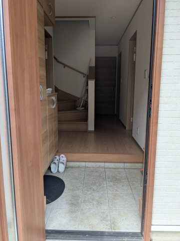 中古戸建　秋間みのりが丘の玄関|スペースを有効活用する玄関収納を備えています。