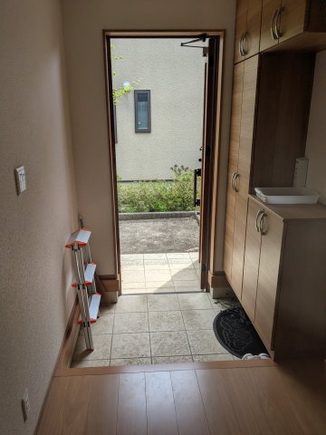 中古戸建　秋間みのりが丘の玄関|玄関のカウンターは、お客様をお迎えする季節飾りや雑貨を飾っておもてなし。