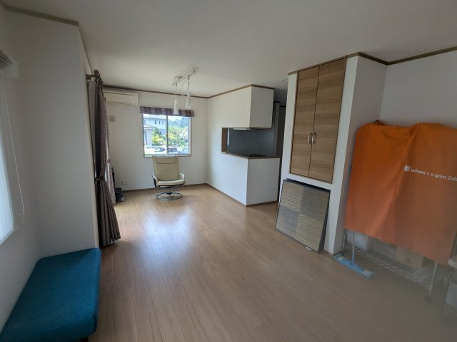 中古戸建　秋間みのりが丘の居間・リビング|L字型のLDKなので、キッチンは緩やかに空間を区切っています。