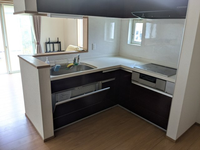 中古戸建　秋間みのりが丘のキッチン|機能的なシステムキッチンです。来客時にキッチンが見えすぎるのはちょっと・・・という方におすすめ。