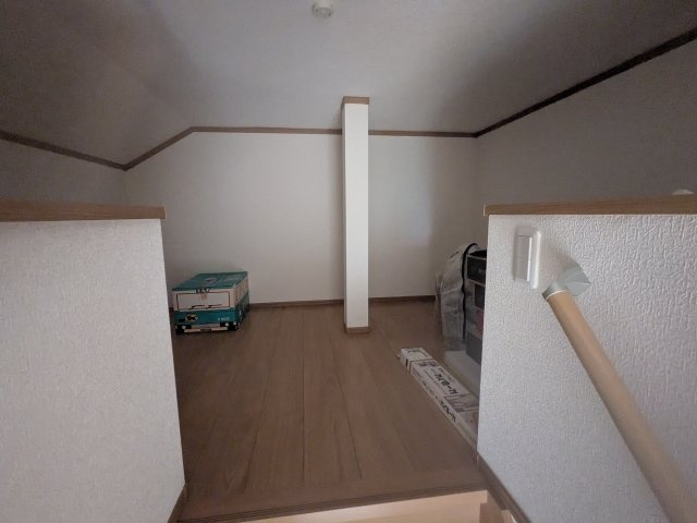 中古戸建　秋間みのりが丘の内装|どんな風に使おうか迷ってしまいそうな多目的スペースです。小さいお子様なら間違いなく秘密基地です。